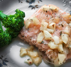 Saumon parfumé aux pommes et aux oignons confits