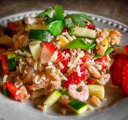 Salade de riz aux crevettes et aux fraises sans gluten