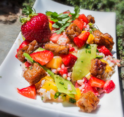 Salade de riz aux crevettes et aux fraises sans gluten