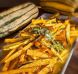 Frites de courge délicata parfumées au romarin sans gluten