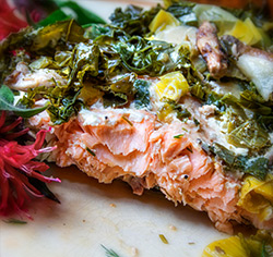 Saumon à la chiffonnade de kale et de poireaux sans gluten