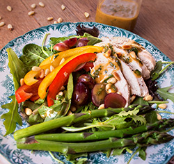 Salade printanière de poulet «style» poke bowl