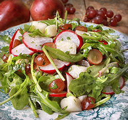 Roquette de poires, raisins et radis