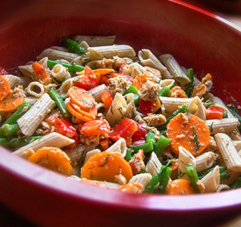 Salade de pâtes au saumon. Recette sans gluten
