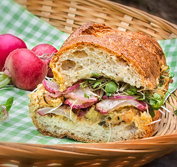 Sous-marin au végé-pâté et aux radis. Recette sans gluten
