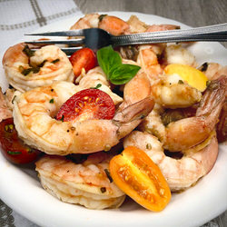 Recette sans gluten Crevettes aux tomates, vin blanc et basilic