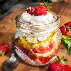 Recette sans gluten Shortcake en pot aux fraises et à la mangue