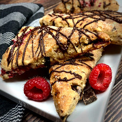 Scones aux framboises
et chocolat sans gluten