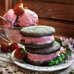 Sandwich à la crème glacée aux fraises