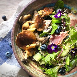 Salade au prosciutto, concombres et bleuets