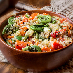 Salade asiatique de quinoa et asperges (ou têtes de violon)