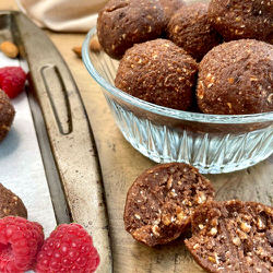 Recette sans gluten Boules d’énergie à la banane et aux framboises
