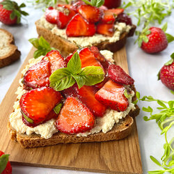 Recette sans gluten Rôtie au ricotta fouettée végan, fraises et basilic